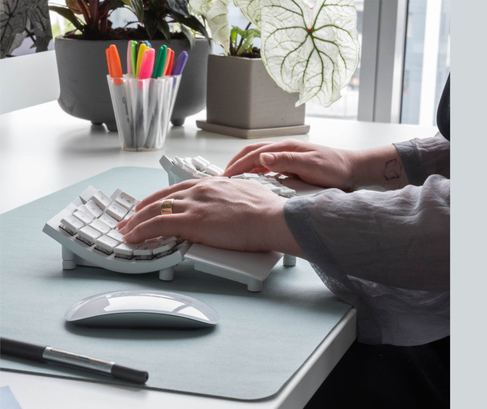 MoErgo Glove80 Wireless Split Ergonomic Keyboard MoErgo Glove80 Wireless Split Ergonomic Keyboard